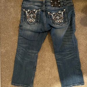 Miss Me capris. Size 30, inseam: 21”. In excellent condition.